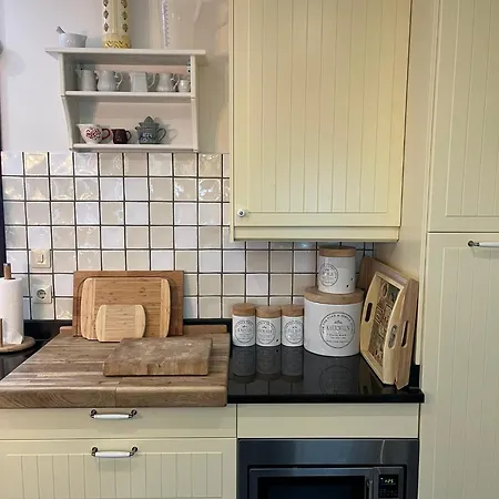 Berghexe Mit Terrasse Διαμέρισμα *